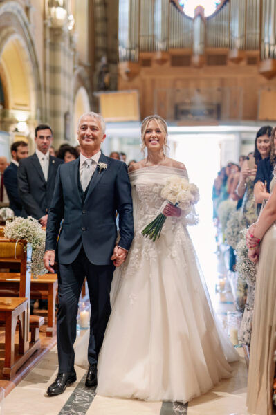 la sposa entra in chiesa