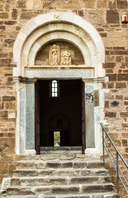 portale delle donne san giovanni in venere porta laterale san giovanni in venere