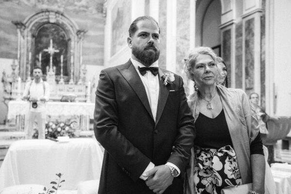 ingresso sposo in chiesa accompagnato dalla madre galateo